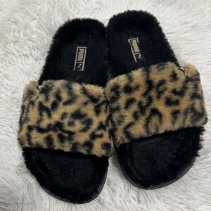 👛 Puma Fuzzy Slides